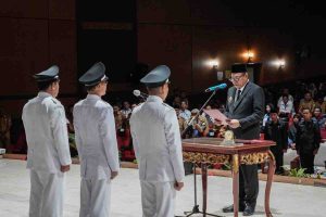 Bupati Muba, HM Toha mengambil sumpah dan melantik tiga Kepala Desa Antar Waktu (PAW), Senin (2/6/2025). Foto: Kominfo Muba.