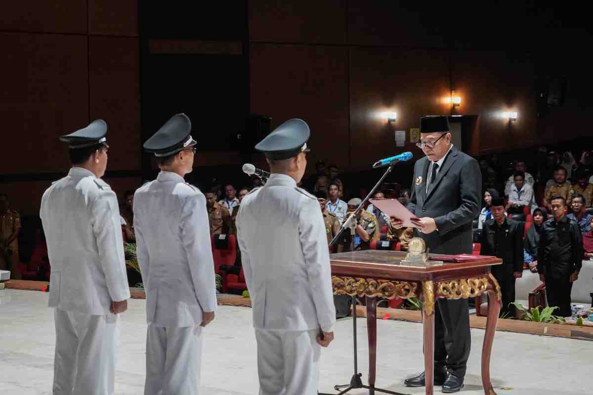 Bupati Muba, HM Toha mengambil sumpah dan melantik tiga Kepala Desa Antar Waktu (PAW), Senin (2/6/2025). Foto: Kominfo Muba.