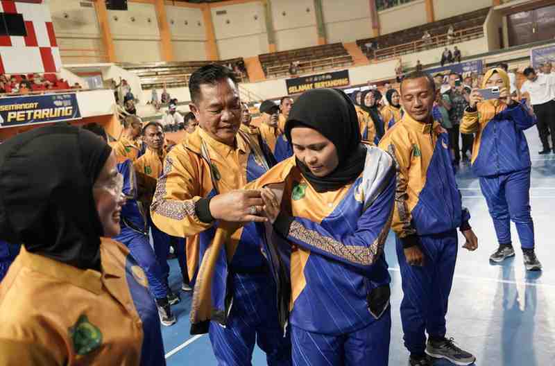 Bupati Muba, HM Toha menyarungkan baju sebagai tanda pelepasan kontingen Korpri Muba mengilkuti Porprov Korpri Sumsel, Kamis (26/6/2025). Foto: Kominfo Muba.