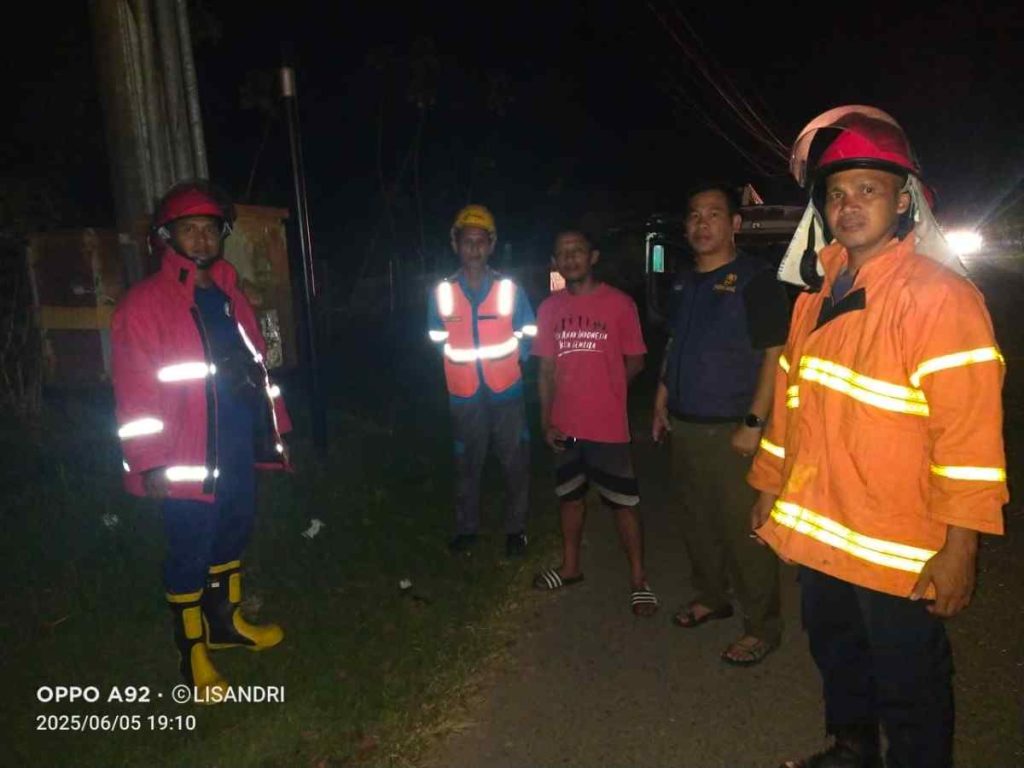 Tim Damkar dan PLN jinakkan api yang membakar gardu lsitrik di Kota Sekayu. Foto: Dok Damkar Muba.
