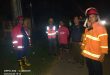 Tim Damkar dan PLN jinakkan api yang membakar gardu lsitrik di Kota Sekayu. Foto: Dok Damkar Muba.