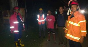 Tim Damkar dan PLN jinakkan api yang membakar gardu lsitrik di Kota Sekayu. Foto: Dok Damkar Muba.