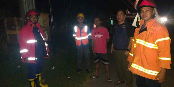 Tim Damkar dan PLN jinakkan api yang membakar gardu lsitrik di Kota Sekayu. Foto: Dok Damkar Muba.
