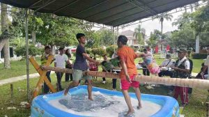 Suasana seru peserta lomba pukul batal dalam rangka HUT Palembang, Mingg (15/6/2025). Foto: Kominfo Palembang.