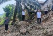 Jajaran Kecamatan Sanga Desa dan Lurah Ngulak melihat langsung longsor di bantaran Sungai Musi Ngulak, yang mengancam setidaknya sembilan rumah, Rabu (11/6/2025). Foto: Kominfo Muba.