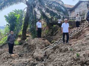 Jajaran Kecamatan Sanga Desa dan Lurah Ngulak melihat langsung longsor di bantaran Sungai Musi Ngulak, yang mengancam setidaknya sembilan rumah, Rabu (11/6/2025). Foto: Kominfo Muba.