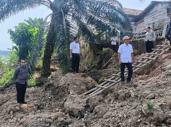 Jajaran Kecamatan Sanga Desa dan Lurah Ngulak melihat langsung longsor di bantaran Sungai Musi Ngulak, yang mengancam setidaknya sembilan rumah, Rabu (11/6/2025). Foto: Kominfo Muba.