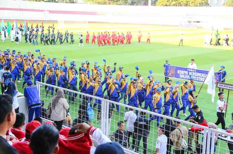 Kontingan Muba saar defile pada pembukaan Porprov Korpri Sumsel, disaksikan langsung Bupati Muba, HM Toha di Stadion Bumi Sriwijaya, Palembang, Senin (30/6/2025). Foto: Kominfo Muba.