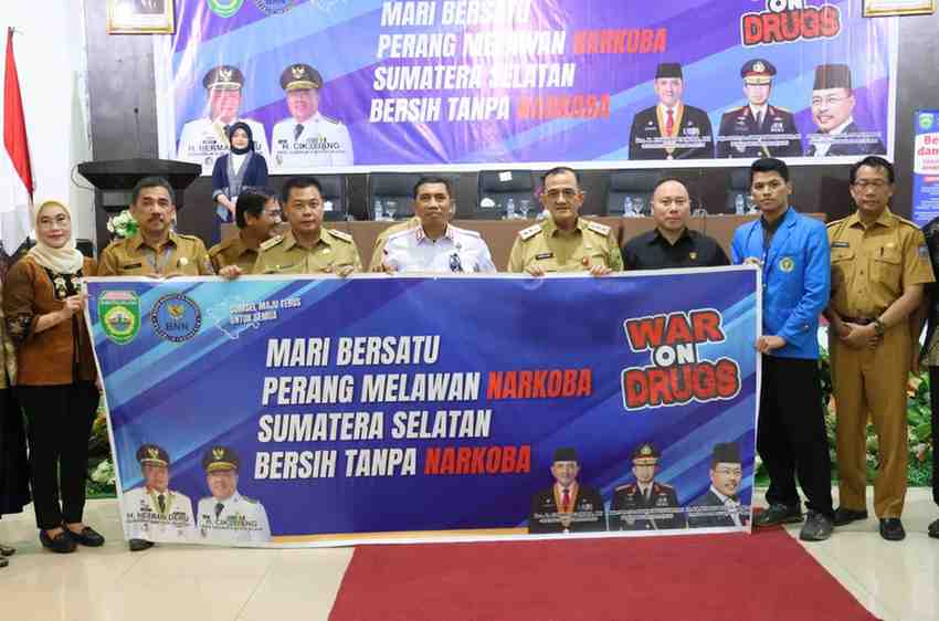 Sekretaris Daerah Provinsi Sumsel, Drs H Edward Candra MH saat membuka sosialisasi anti narkoba bertajuk "Generasi Muda Berani Melawan Narkoba. Foto: Humas Pemprov Sumsel.