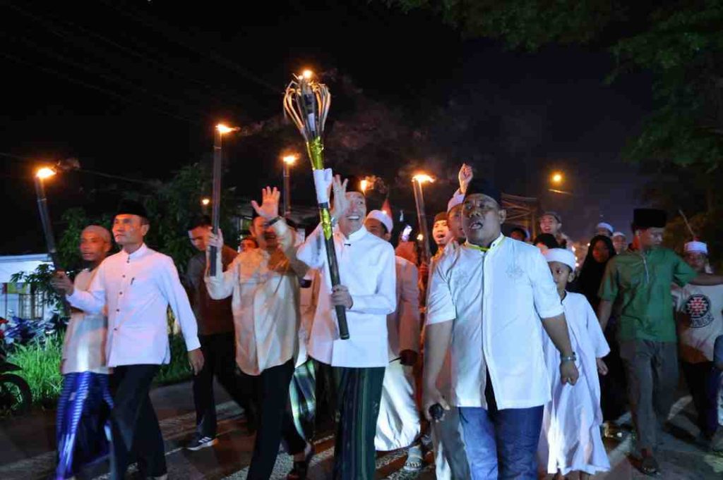 Menyambut tahun baru Islam, 1447 H, Walikota Palembang Ratu Dewa ikut pawai obor, Kamis (26/6/2025) malam. Foto: Kominfo Palembang.