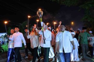 Menyambut tahun baru Islam, 1447 H, Walikota Palembang Ratu Dewa ikut pawai obor, Kamis (26/6/2025) malam. Foto: Kominfo Palembang.