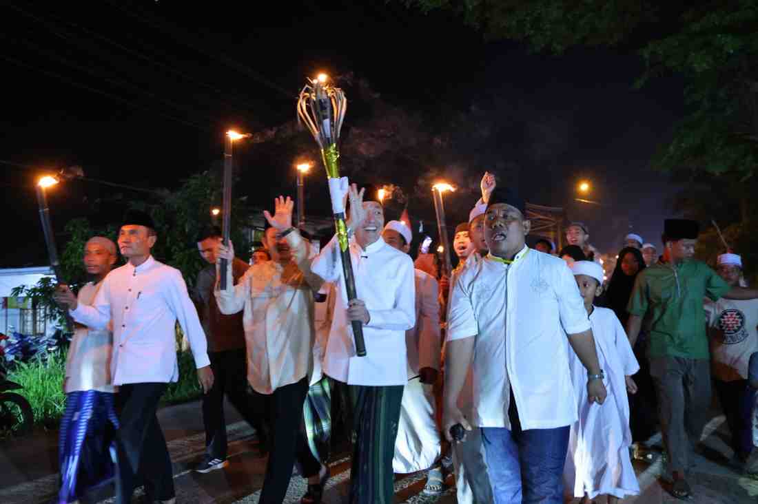 Menyambut tahun baru Islam, 1447 H, Walikota Palembang Ratu Dewa ikut pawai obor, Kamis (26/6/2025) malam. Foto: Kominfo Palembang.
