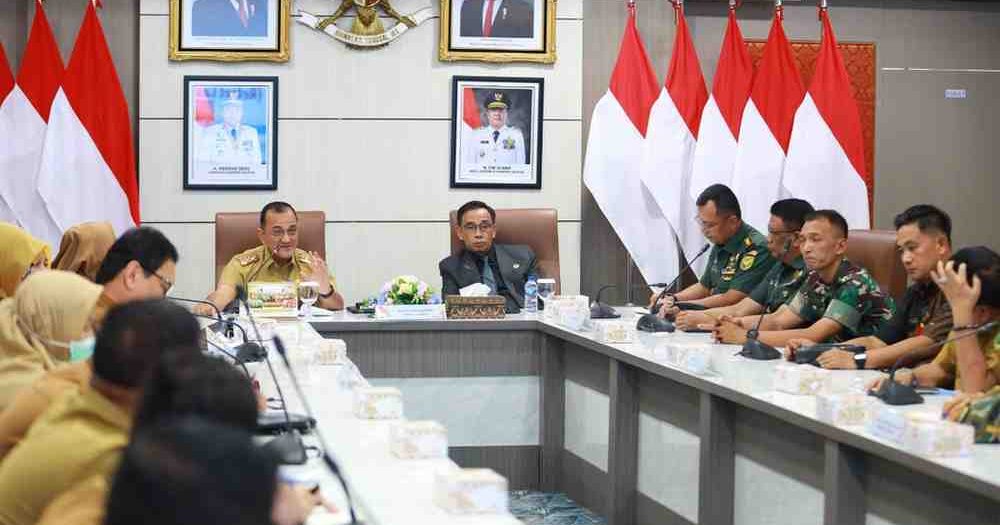 Sekda Pemprov Sumsel, Edrwad Chandra didampingi anggota Komisi V DPRD Sumsel Alfrenzi Panggarbesi saat memimpin rapat persiapan rencana retret bagi siswa SMA, Selasa (10/6/2025). Foto: Humas Pemprov Sumsel.