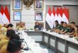 Sekda Pemprov Sumsel, Edrwad Chandra didampingi anggota Komisi V DPRD Sumsel Alfrenzi Panggarbesi saat memimpin rapat persiapan rencana retret bagi siswa SMA, Selasa (10/6/2025). Foto: Humas Pemprov Sumsel.