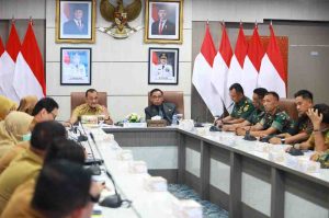 Sekda Pemprov Sumsel, Edrwad Chandra didampingi anggota Komisi V DPRD Sumsel Alfrenzi Panggarbesi saat memimpin rapat persiapan rencana retret bagi siswa SMA, Selasa (10/6/2025). Foto: Humas Pemprov Sumsel.