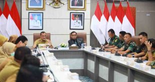 Sekda Pemprov Sumsel, Edrwad Chandra didampingi anggota Komisi V DPRD Sumsel Alfrenzi Panggarbesi saat memimpin rapat persiapan rencana retret bagi siswa SMA, Selasa (10/6/2025). Foto: Humas Pemprov Sumsel.