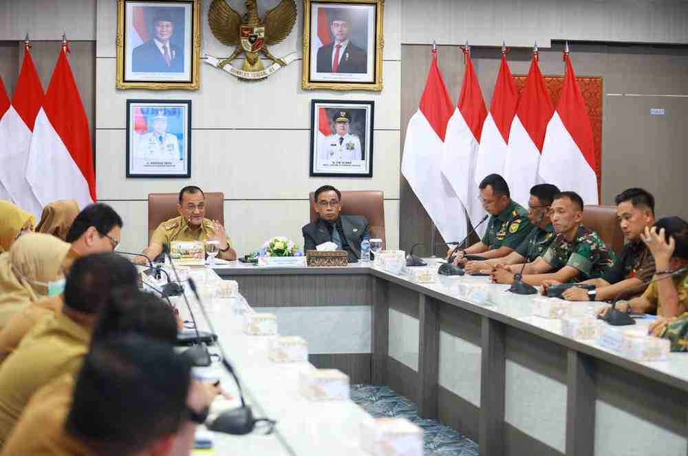 Sekda Pemprov Sumsel, Edrwad Chandra didampingi anggota Komisi V DPRD Sumsel Alfrenzi Panggarbesi saat memimpin rapat persiapan rencana retret bagi siswa SMA, Selasa (10/6/2025). Foto: Humas Pemprov Sumsel.