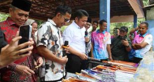 Gubernur Sumsel Herman Deru meninjau hasil pandai besi di Desa Limbang Jaya 1, Kecamatan Tanjung Batu, Kabupaten Ogan Ilir, Sabtu (31/5/2025) siang. Foto: Humas Pemprocv Sumsel.