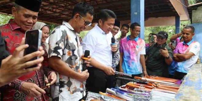 Gubernur Sumsel Herman Deru meninjau hasil pandai besi di Desa Limbang Jaya 1, Kecamatan Tanjung Batu, Kabupaten Ogan Ilir, Sabtu (31/5/2025) siang. Foto: Humas Pemprocv Sumsel.