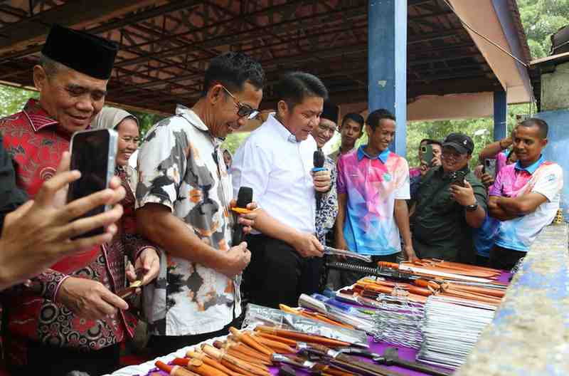 Gubernur Sumsel Herman Deru meninjau hasil pandai besi di Desa Limbang Jaya 1, Kecamatan Tanjung Batu, Kabupaten Ogan Ilir, Sabtu (31/5/2025) siang. Foto: Humas Pemprocv Sumsel.