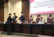 Pimpinan Rapat paripurna XV DPRD Sumsel, Raden Gempita menerima berkas pandangan umum fraksi terhadap Rancangan Peraturan Daerah (Raperda) Pertanggungjawaban Pelaksanaan APBD Tahun Anggaran 2024, Rabu (11/6/2025). Foto: Humas Pemprov Sumsel.