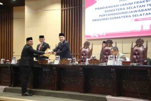 Pimpinan Rapat paripurna XV DPRD Sumsel, Raden Gempita menerima berkas pandangan umum fraksi terhadap Rancangan Peraturan Daerah (Raperda) Pertanggungjawaban Pelaksanaan APBD Tahun Anggaran 2024, Rabu (11/6/2025). Foto: Humas Pemprov Sumsel.