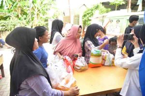 Warga serbu pasar murah Pemkot Palembang di Lorong Asalam RT 24 kelurahan 30 Ilir Kecamaran Ilir Barat II Makrayu Palembang, Selasa (17/6/2025). Foto: Kominfo Palembang..