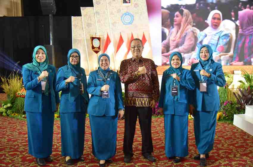 Ketua TP PKK Kota Palembang, Dewi Sastrani Ratu Dewa bersama Staff Ahli TP PKK Kota Palembang, Putri Azizah Prima Salam hadiri Rapat Konsolidasi PKK se-Sumatera Selatan (Sumsel) dan Rapat Kerja Daerah (Rakerda) Dekranasda 2025. Foto: Kominfo Palembang.