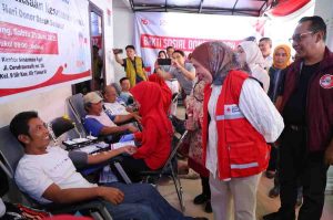 Palang Merah Indonesia (PMI) Kota Palembang bersama Tzu Chi Sinarmas melakukan kegiatan donor darah di Jalan Cendrawasih, Kelurahan 9 Ilir, Kecamatan Ilir Timur III, Sabtu (21/6/2025). Foto: Kominfo Palembang.