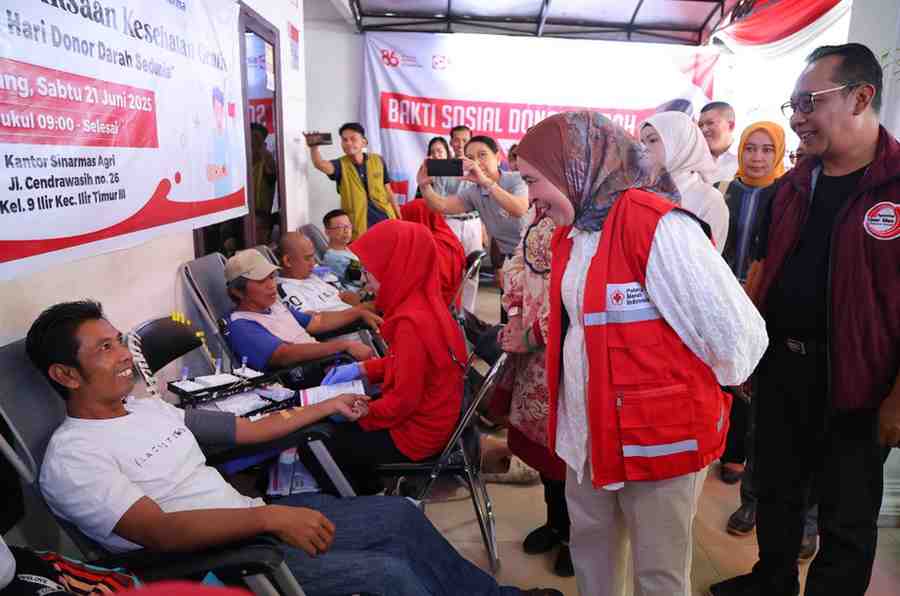 Palang Merah Indonesia (PMI) Kota Palembang bersama Tzu Chi Sinarmas melakukan kegiatan donor darah di Jalan Cendrawasih, Kelurahan 9 Ilir, Kecamatan Ilir Timur III, Sabtu (21/6/2025). Foto: Kominfo Palembang.