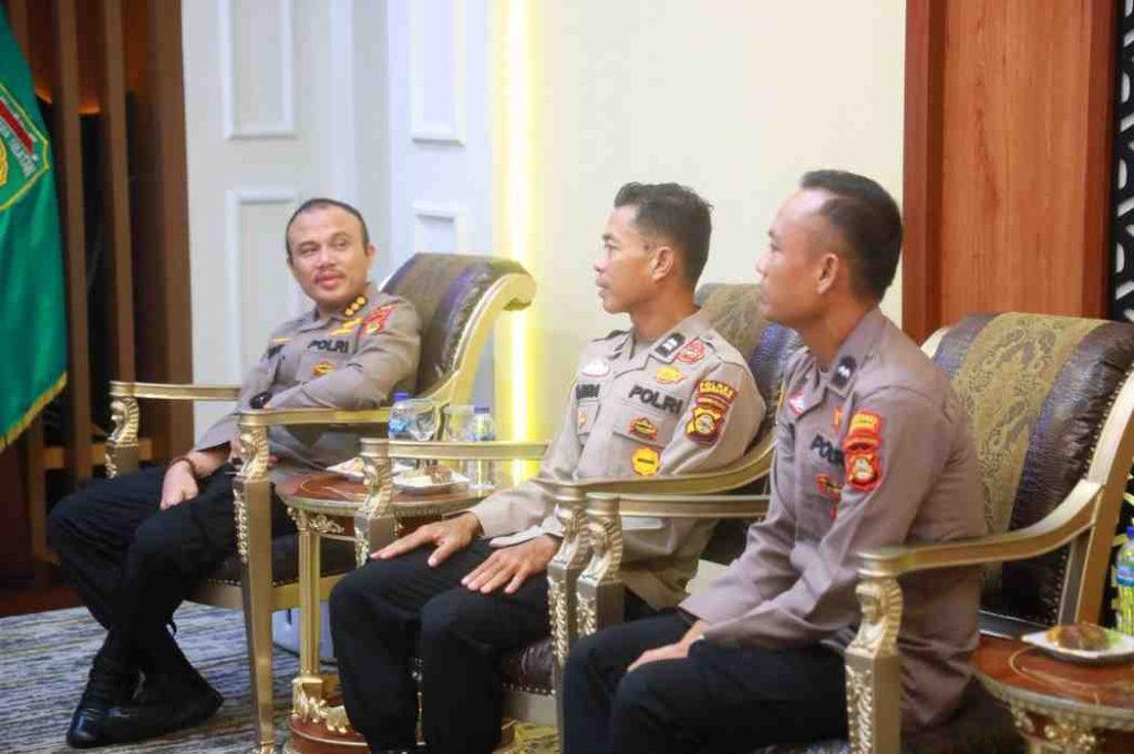 Aiptu Febri Latra dari Polres Muara Enim dan Aipda Yosh Friansyah dari Polrestabes Palembang, atlet Polda Sumsel yang akan berlaga di Kejuaraan Dunia Polisi di AS. Foto: Humas Pemprov Sumsel.