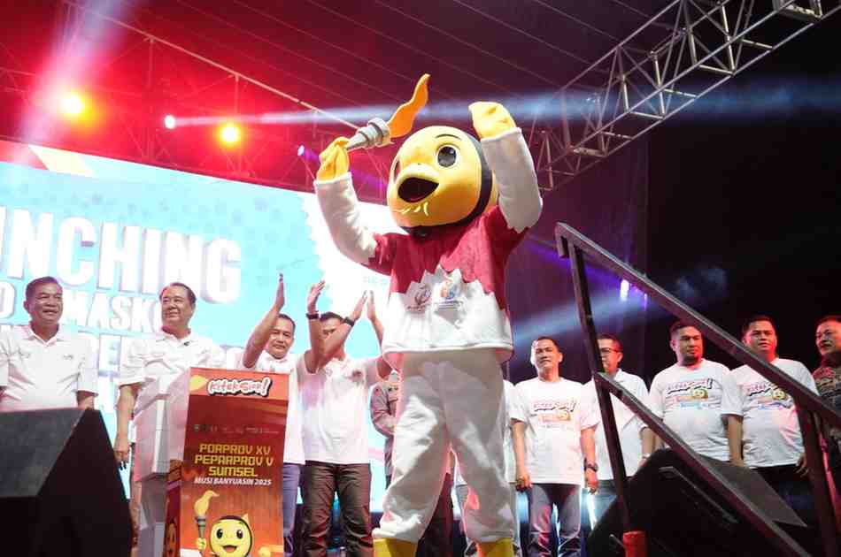 Wagub Sumsel, Cik Ujang dan Bupati Muba HM Toha saat melaunching maskot dan logo Porprov Sumsel, Sabtu (28/6/2025) malam di Sekayu. Foto: Kominfo Muba.