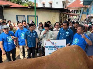 Wawako Palembang, Prima Salam saat menghadiri penyerahan hewan kurban berupa satu ekor sapi simental seberat 1 ton dari Gerakan Ekonomi Kreatif Nasional (GEKRAFS) Kota Palembang, Sabtu (7/6/2025) di Lorong Khotib, Kelurahan 14 Ilir. Foto: Kominfo Palembang.