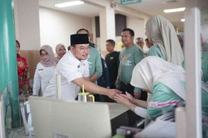 Wawako Palembang, Prima Salam saat meninjau pelayanan kesehatan di RSUD Bari, Rabu (18/6/2025). Foto: Kominfo Muba.