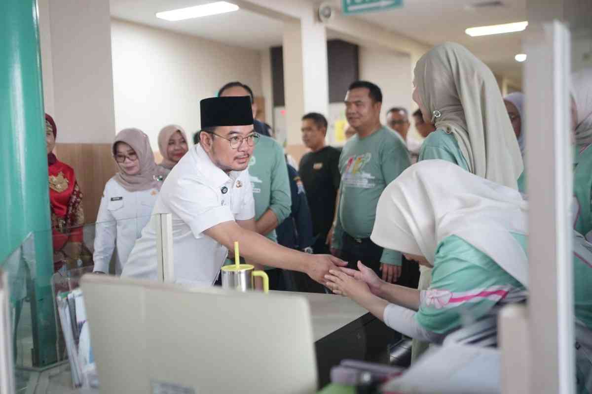Wawako Palembang, Prima Salam saat meninjau pelayanan kesehatan di RSUD Bari, Rabu (18/6/2025). Foto: Kominfo Muba.