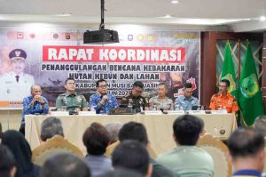 Bupati Muba, HM Toha memimpin rakor penanggulangan Karhutlah di Sekayu, Selasa (17/6/2025). Foto: Kominfo Muba.