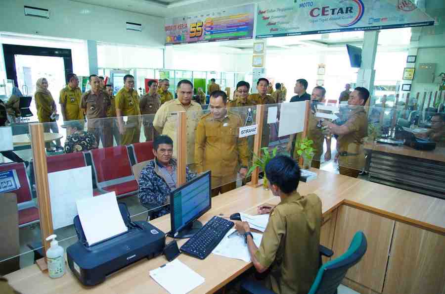 Wabup Muba, Rohman meluncurkan inovasi “PADUKA ANTAT MUBA” (Pelayanan Dokumen Kependudukan Antar Langsung ke Tempat Tinggal Untuk Muba Maju Lebih Cepat) yang diresmikan langsung Wakil Bupati Muba Rohman, Selasa (24/6/2025) di Aula Kantor Disdukcapil Muba. Foto: Kominfo Muba.