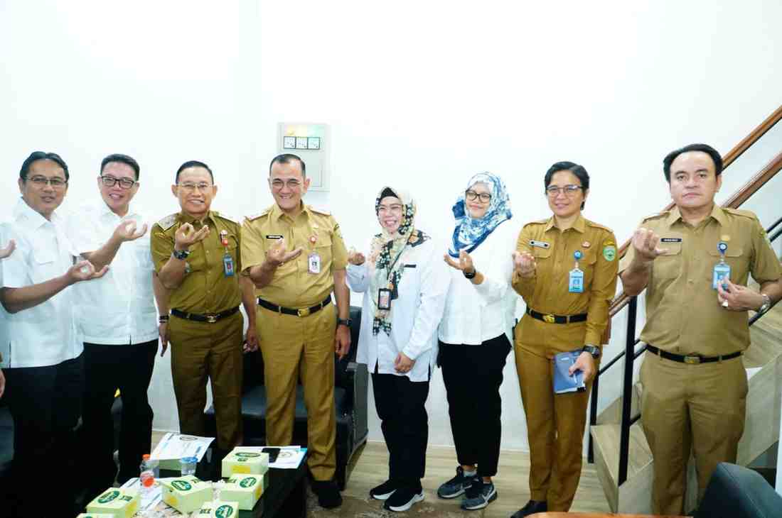 Sekretaris Daerah (Sekda) Provinsi Sumatera Selatan, H. Edward Candra, menerima audiensi dari Himpunan Profesional Pengelola Sumber Daya Air (HIMPESDA) Provinsi Sumsel. Foto: Humas Pemprov Sumsel.