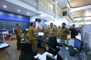 Sekda Palembang Aprizal saat melakukan Sidak di Disdukcapil, Selasa (10/6/2025). Foto: Sumselheadline/Pitria.
