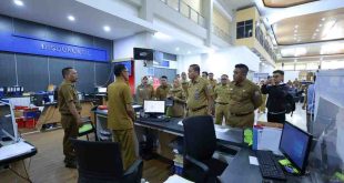 Sekda Palembang Aprizal saat melakukan Sidak di Disdukcapil, Selasa (10/6/2025). Foto: Sumselheadline/Pitria.