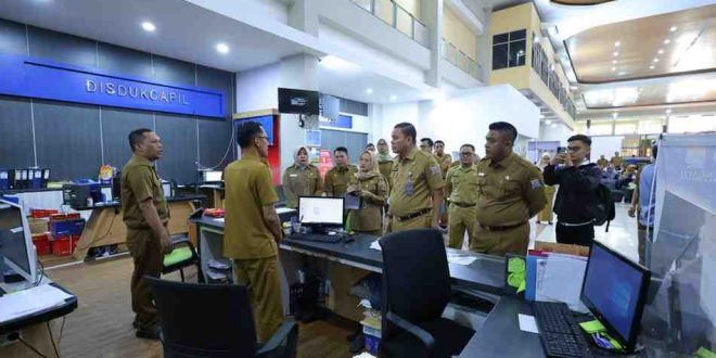 Sekda Palembang Aprizal saat melakukan Sidak di Disdukcapil, Selasa (10/6/2025). Foto: Sumselheadline/Pitria.