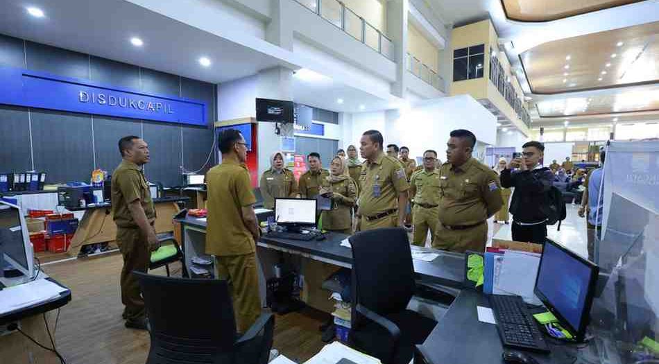 Sekda Palembang Aprizal saat melakukan Sidak di Disdukcapil, Selasa (10/6/2025). Foto: Sumselheadline/Pitria.