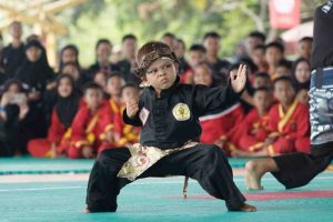 Seorang pesilat cilik menunjukkan kemampuan dalam pada pembukaan Kejuaraan SIlat Bupati Muba Cup 2025, Jumat (27/6/2025). Foto: Kominfo Muba.