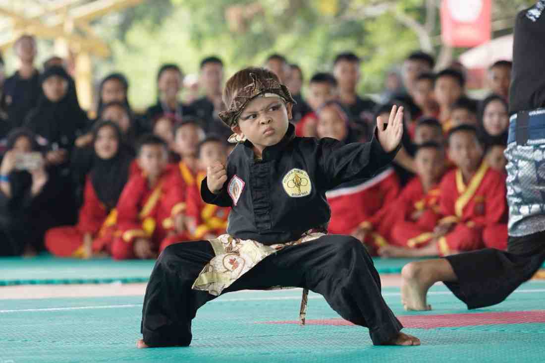 Seorang pesilat cilik menunjukkan kemampuan dalam pada pembukaan Kejuaraan SIlat Bupati Muba Cup 2025, Jumat (27/6/2025). Foto: Kominfo Muba.