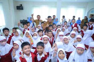 RSUD BAR neluncurkan program Dokter Gigi pergi kesekolah (Dentist Goes To School), Senin (16/6/2025) di SD Islam Al Alifah di Kecamatan Jakabaring Palembang. Kegiatan dihadiri Sekretaris Daerah (Sekda) Kota Palembang  Afrizal Hasyim. Foto: Kominfo Palembang.