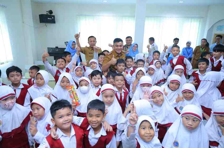 RSUD BAR neluncurkan program Dokter Gigi pergi kesekolah (Dentist Goes To School), Senin (16/6/2025) di SD Islam Al Alifah di Kecamatan Jakabaring Palembang. Kegiatan dihadiri Sekretaris Daerah (Sekda) Kota Palembang  Afrizal Hasyim. Foto: Kominfo Palembang.