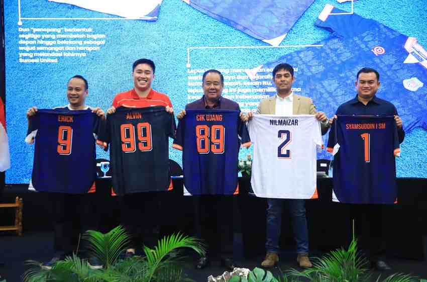Wagub Sumsel sekaligus Presiden Klub Sumsel United, Cik Ujang bersama peltih dan manager saat launching di Herper Hotel Palembang, Sabtu (14/6/2025) malam. Foto: Humas Pemprov Sumsel.