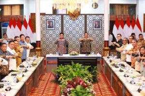 Gubernur Sumsel H. Herman Deru bersama Wakil Gubernur H. Cik Ujang menggelar Rapat Koordinasi Sektor Pertambangan dan Energi yang berlangsung Selasa malam (10/6/2025) di Griya Agung. Foto: Humas Pemprov Sumsel.