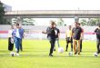 Gubernur Sumsel, Herman Deru dan Wagub Cik Ujang menendang bola sebagai tanda membuka kejuaraan antar OPD Pemprov Sumsel di Stadion Bumi Sriwijaya, Senin (2/6/2025). Foto: Humas Pemprov Sumsel.