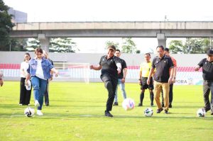 Gubernur Sumsel, Herman Deru dan Wagub Cik Ujang menendang bola sebagai tanda membuka kejuaraan antar OPD Pemprov Sumsel di Stadion Bumi Sriwijaya, Senin (2/6/2025). Foto: Humas Pemprov Sumsel.